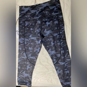 NWT Zyia Black camo pocket light n tight hi rise capris 20 inseam size 12